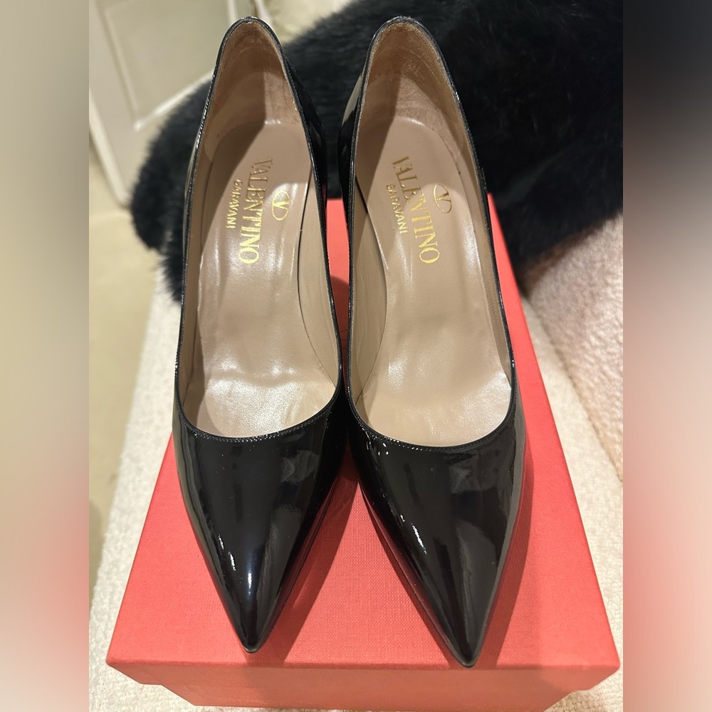 Valentino Garavani black patent leather heels 381/2
